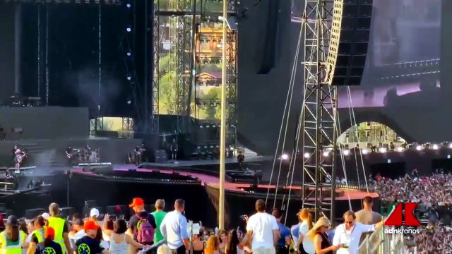 Fabrizio Moro apre il concerto da record di Ultimo: Alla faccia di chi ci vuole male - Video