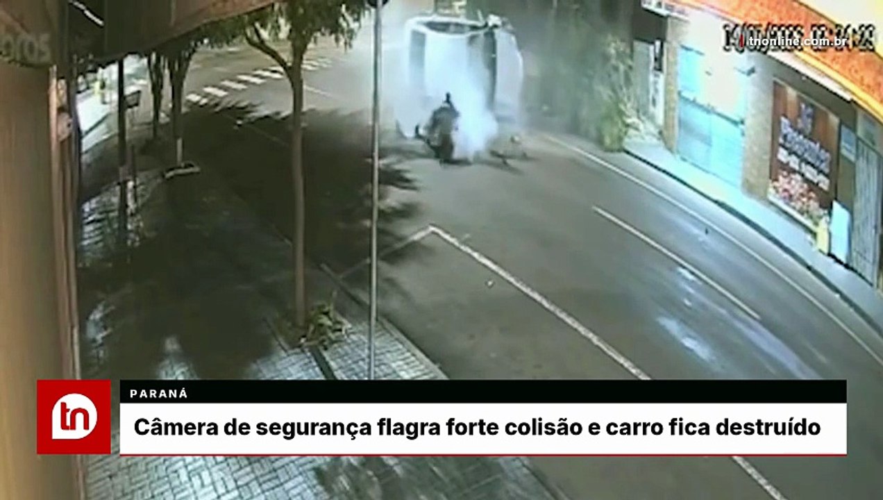 Câmera flagra acidente em que carro perde o motor após atingir árvore no PR