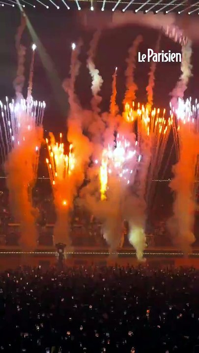 Bad Bunny à Paris : une choré de salsa endiablée et des flammes