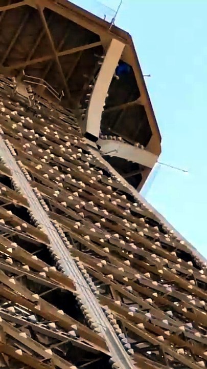 La parvis et de deux étages de la Tour Eiffel ont été évacués hier après la découverte d'un homme en train d'escalader le monument