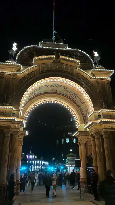 Tivoli Gardens de nuit pendant un concert 🔥🔥🔥🇩🇰.mp4