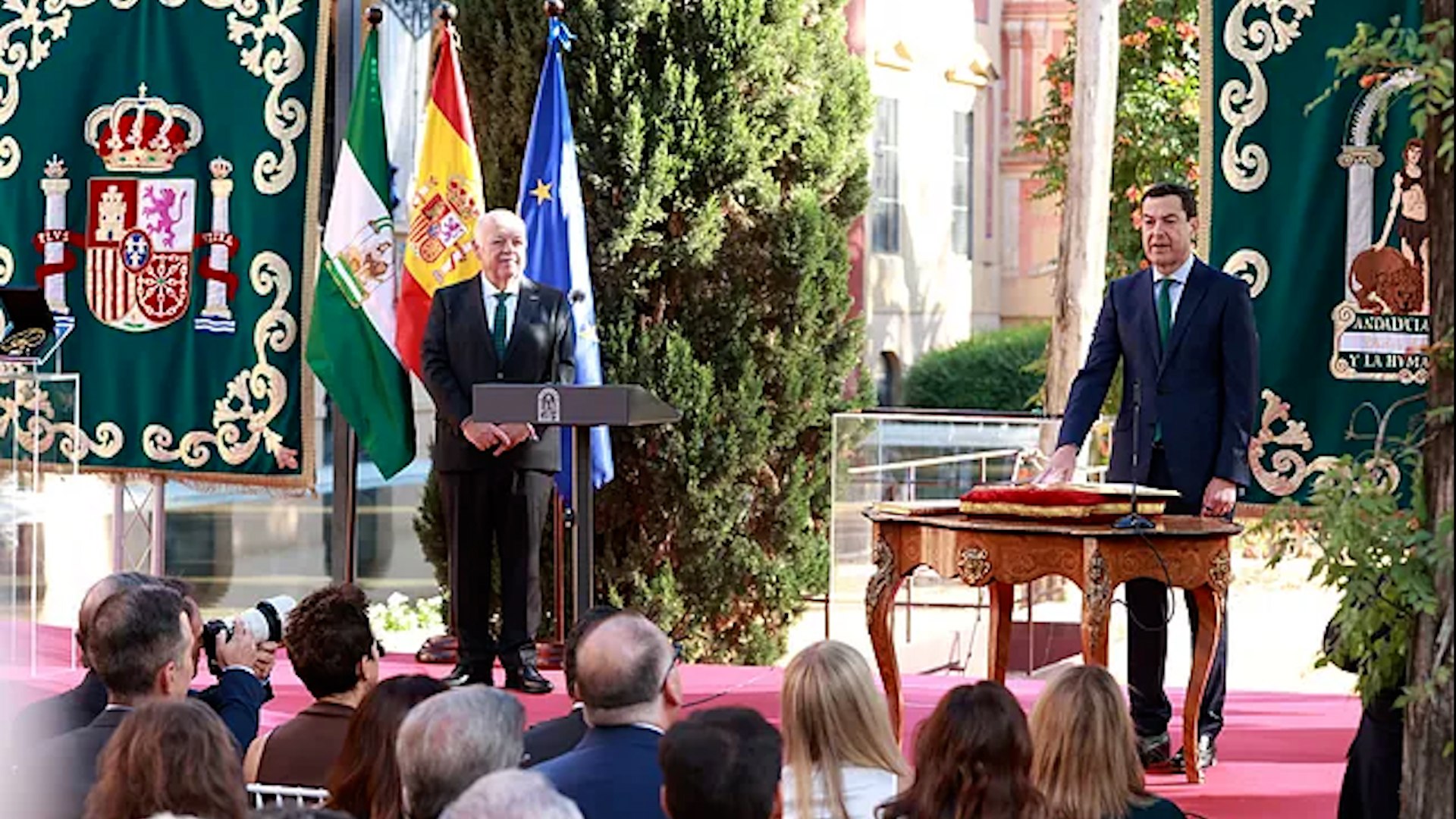 Juanma Moreno trata de minimizar el efecto de su pacto con Vox: "Los valores no cambian, la vía andaluza sigue vigente"