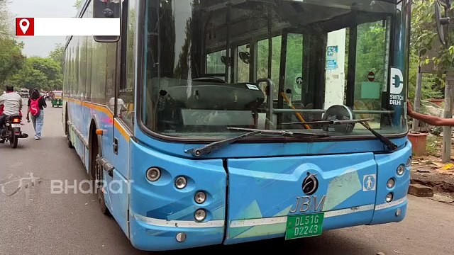 दिल्ली: कुत्ते को बचाने के प्रयास में बाइक सवार DTC बस की चपेट में आया, मौके पर मौत
