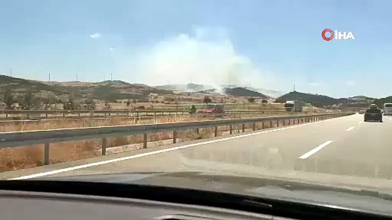 Balıkesir’de otoban kenarında çıkan yangına havadan ve karadan müdahale