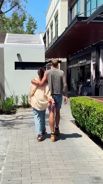Je piège ma copine avec une fausse main pour la demander en mariage 😱