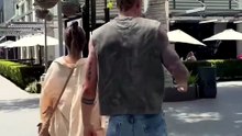 Le hago una broma a mi novia con una mano falsa para proponerle matrimonio