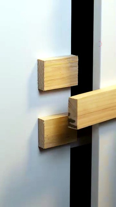 Genius DIY wood wall holder