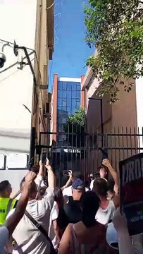 Vijon lirimi i protestuesve të arrestuar padrejtësisht, qytetarët i presin