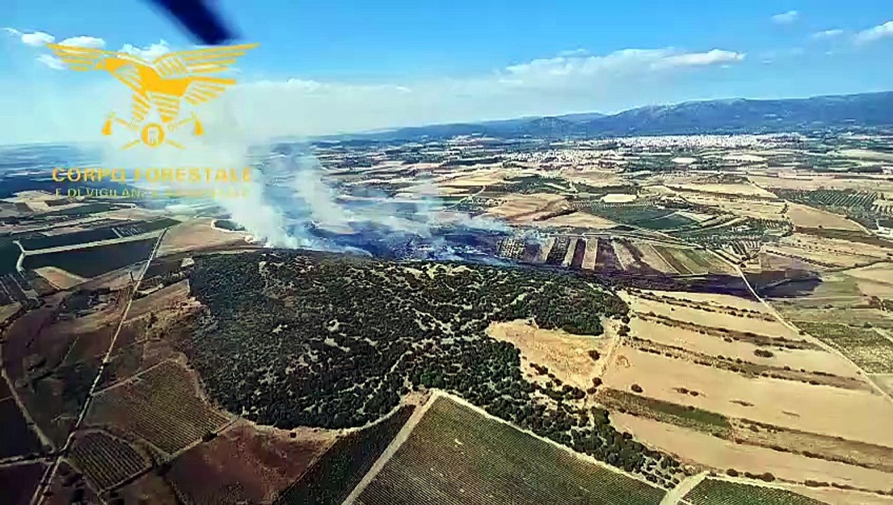 Vasto incendio nelle campagne, ora c'? anche il canadair