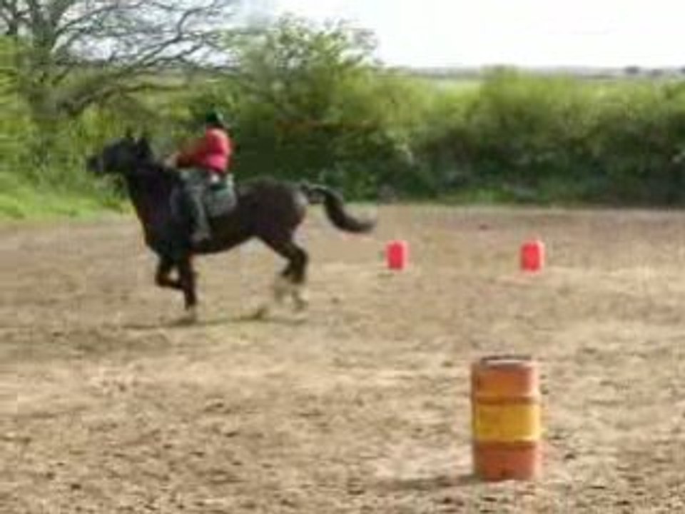 Anne-Eva et Nougat au concours de Barrel race