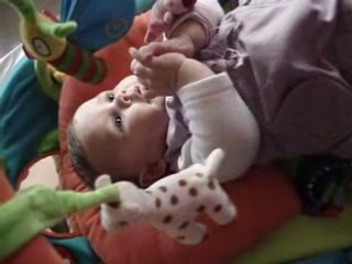 Maë-Lou sur le tapis d'éveil