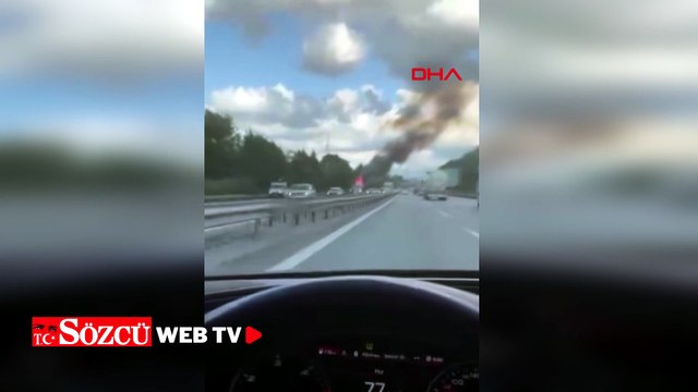 Otoyolda kargo kamyonu alev alev yandı