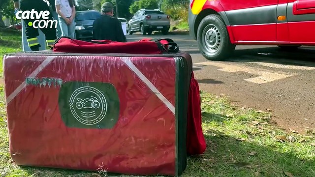Entregador fica ferido em batida entre picape e moto no bairro Floresta em Cascavel