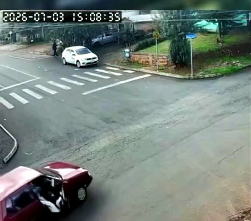 Vídeo mostra criança caindo de carro em movimento porta se abrir