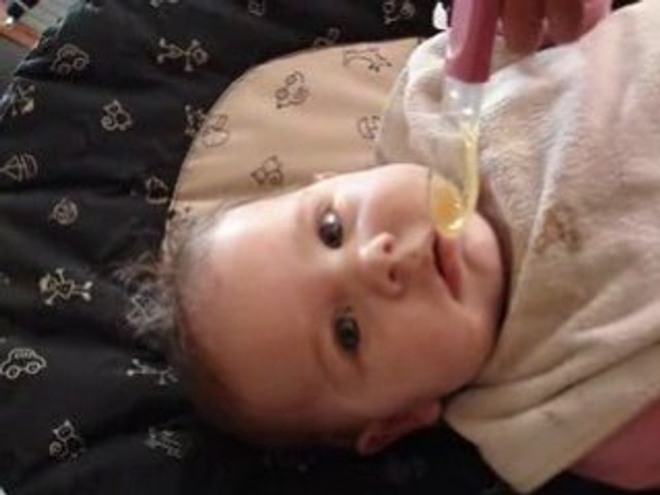 Première cuillère de carottes pour Maë-Lou