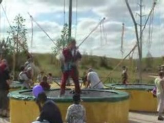Lutin joue guitare sur trampoline 21juin08