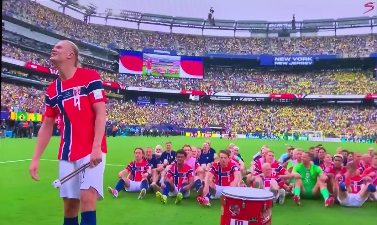 🇳🇴 Vikingler kürek çekmeye devam ediyor! Norveç çeyrek finali kutluyor!Bu kez davulun başında ERLING BRAUT HAALAND var!#haaland #norveç #kürek #brezilya #dünyakupası Norveç çeyrek finali kutluyor!Bu kez davulun başında ERLING BRAUT HAALAND var