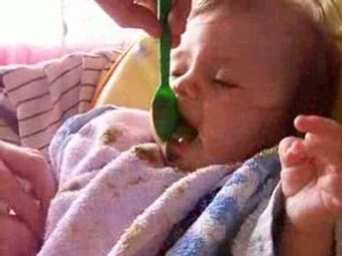 Marie mange des épinards