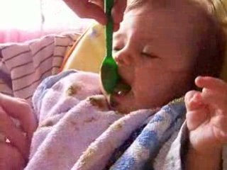 Marie mange des épinards