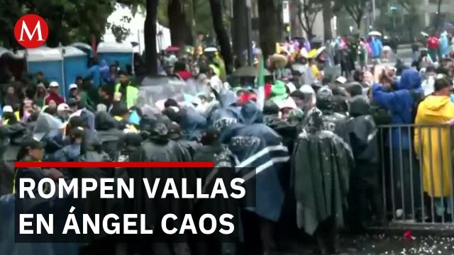 Aficionados ignoran límite de capacidad y rompen vallas en Ángel de la Independencia