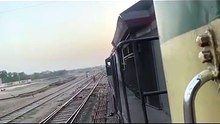 خانیوال جنکشن پر زبردست ایکشن .  Allama Iqbal Express جب جہانیاں کی طرف بڑھتی ہے تو میں لائن پر آنے سے پہلے ایک کے بعد ایک ٹریک چینج کرتی ہے ۔  یہ smooth اور snake جیسی موومنٹ ہر  ٹرین لوور کے لیے ایک خاص منظر ہے  پر Khanewal Junction ایسا سین صرف  ہی دیک