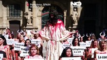 Activistas cubiertos de pintura roja protestan contra la tauromaquia en Pamplona