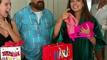 ¡Papá se queda en shock al ver lo que hay bajo la bata de su hija!