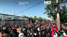 Irão: caixão de Ali Khamenei percorre ruas de Teerão