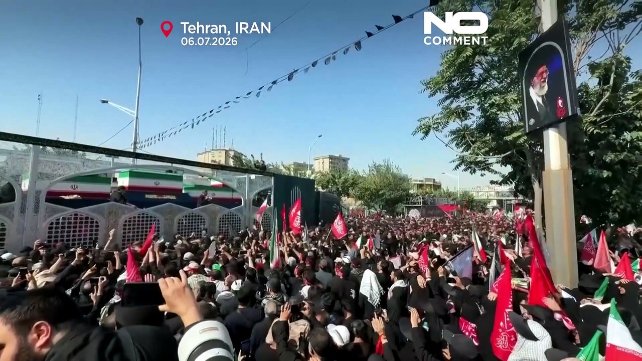 پیکر علی خامنه‌ای در خیابان‌های تهران حمل شد