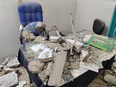 प्लास्टर गिरने से डॉक्टर सहित एक बालिका हुई घायल