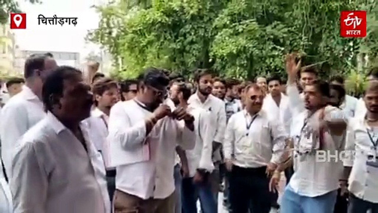 चित्तौड़ दुर्ग पर अनाधिकृत गाइड और 'लपकों' के खिलाफ फूटा गुस्सा, गाइड संस्थान ने किया प्रदर्शन