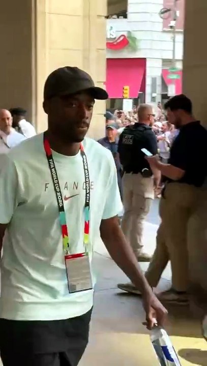Les Bleus arrivent au stade, prêts à défier le Paraguay