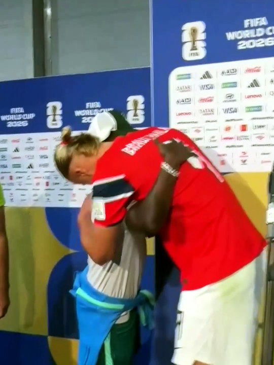 Vinicius saluda a Haaland en zona mixta tras quedar eliminado del Mundial 2026