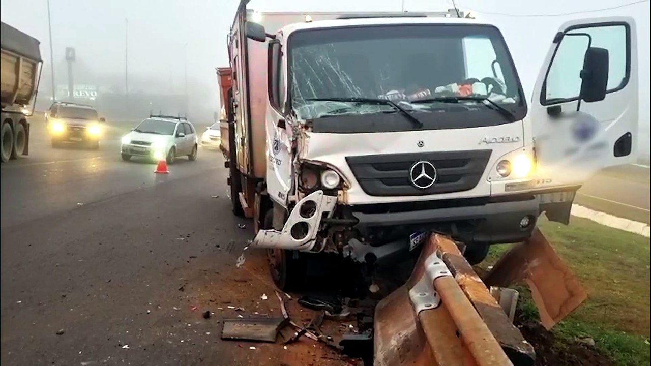 Caminhão bate na lateral de carreta e atinge guard-rail no Trevo Cataratas, em Cascavel