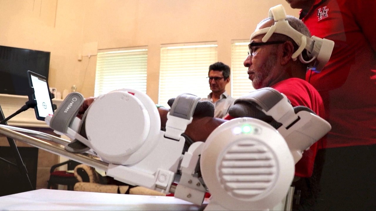 Brain-wave device helps stroke patients regain movement in trials.