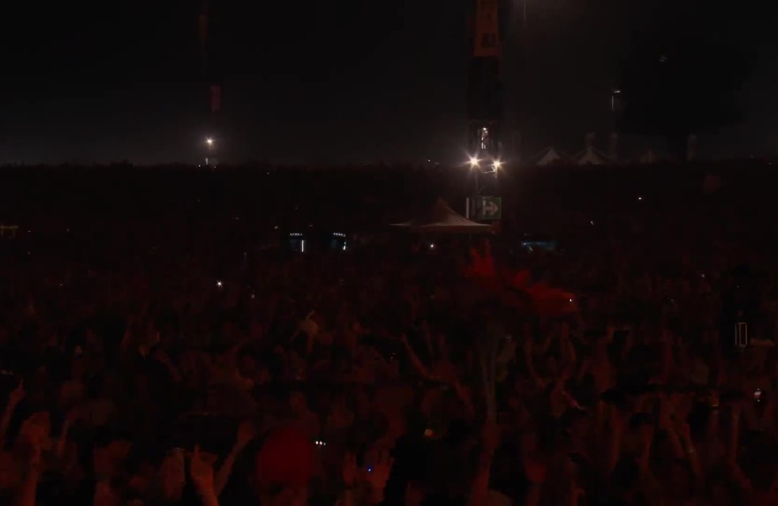 Ultimo, lo show dei record: 250mila persone a Tor Vergata. E lui si commuove