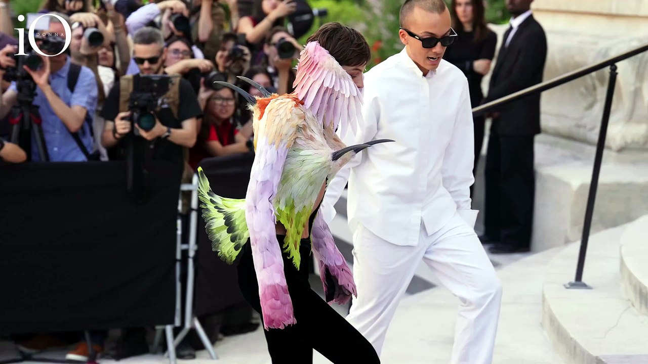L'uccello del paradiso di Schiaparelli prende vita addosso a Emma Corrin