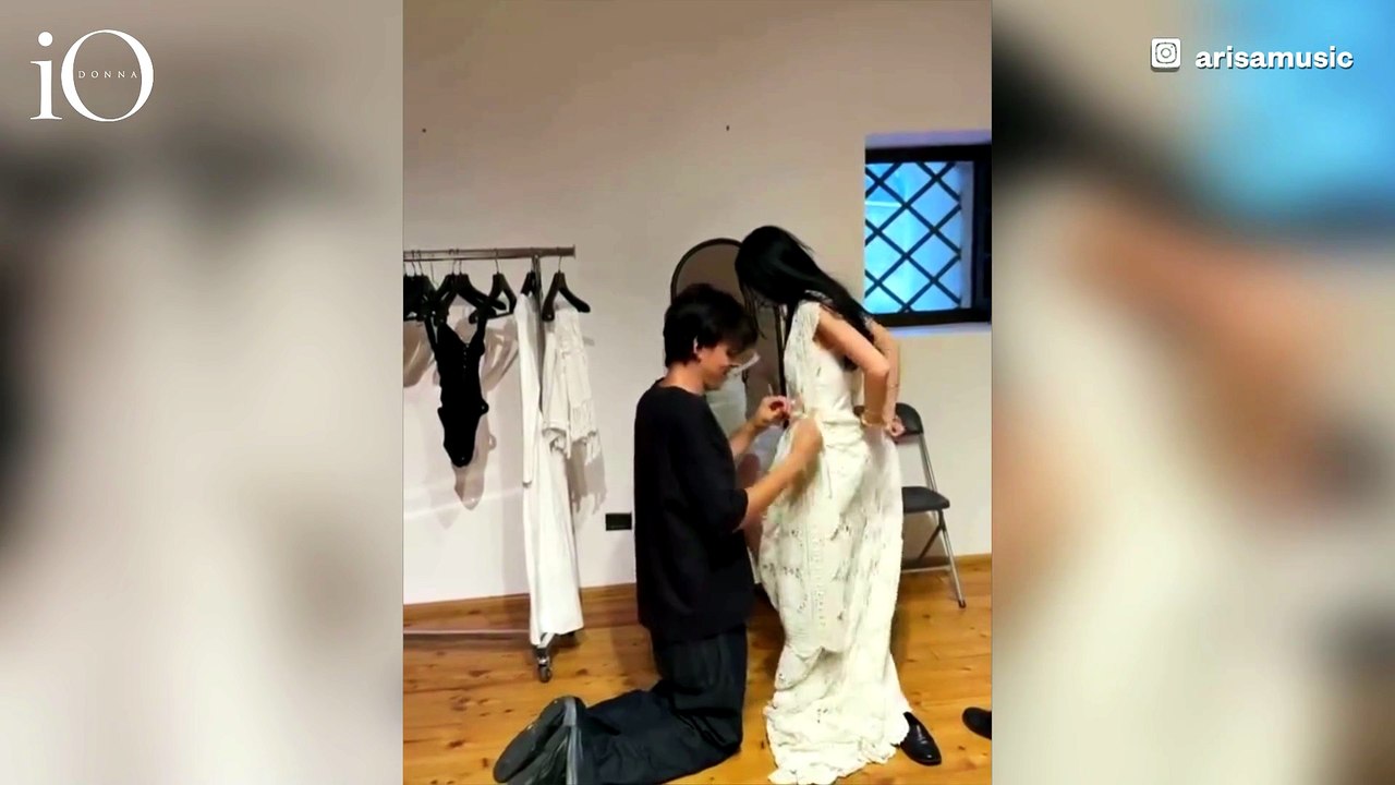 L'arte di improvvisare i look secondo Arisa, l'abito creato con una tovaglia presa al mercato