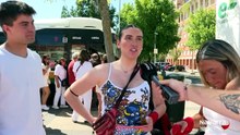 Los visitantes inundan Pamplona de blanco y rojo