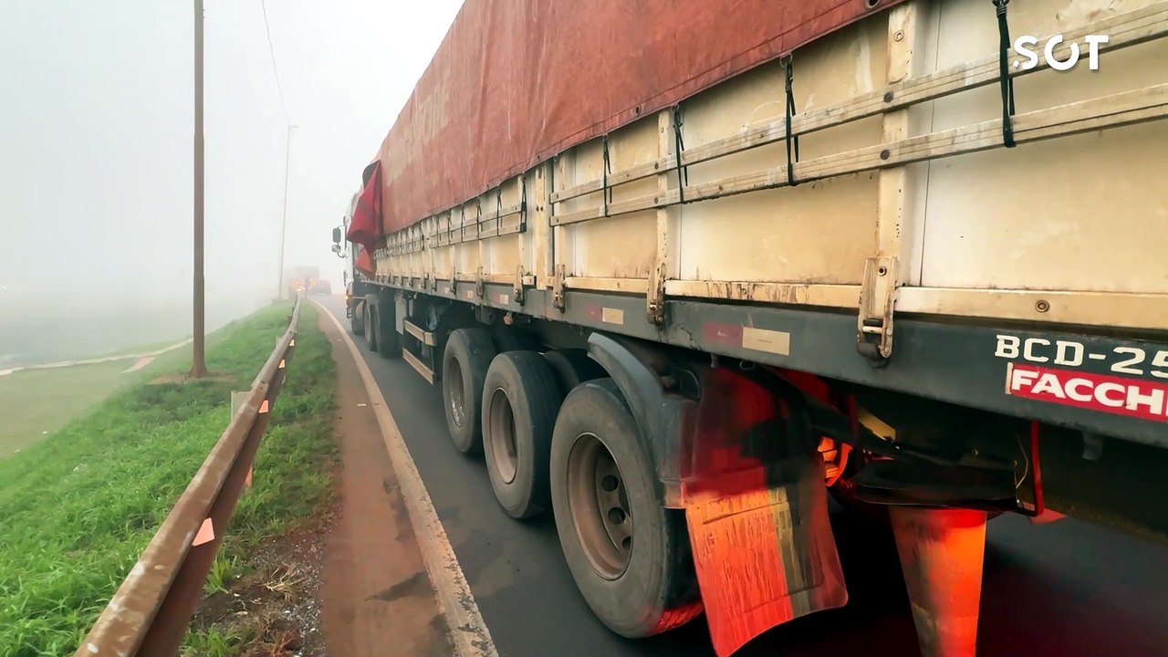 Colisão entre caminhão e carreta mobiliza equipes de resgate e causa lentidão no Trevo Cataratas, em Cascavel
