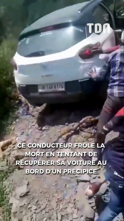 Ce conducteur frôle la mort en tentant de récupérer sa voiture au bord d’un précipice