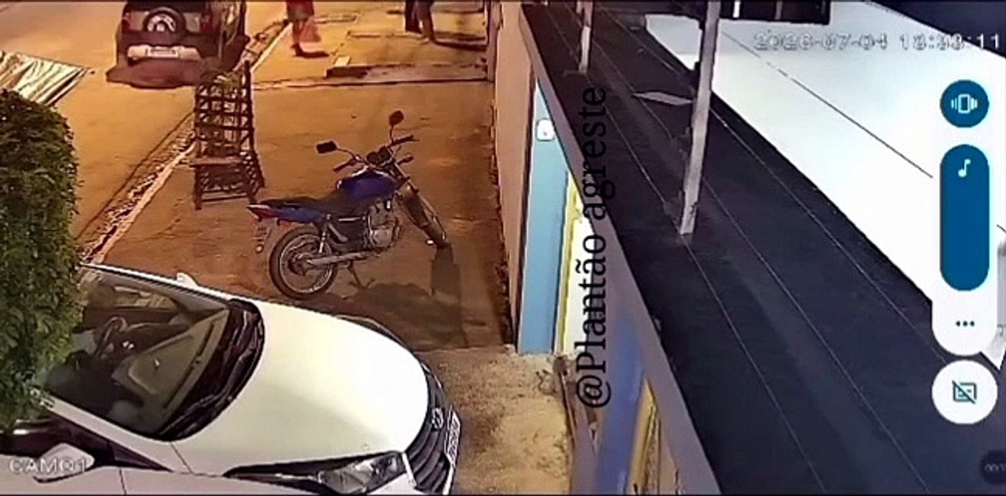 Idoso invade garagem e atropela esposa no Agreste após acelerar sem querer