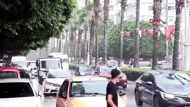 Yaz günü aniden bastıran sağanak vatandaşları hazırlıksız yakaladı