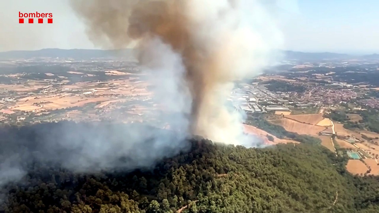 El incendio de Sentmenat obliga a confinar varias urbanizaciones