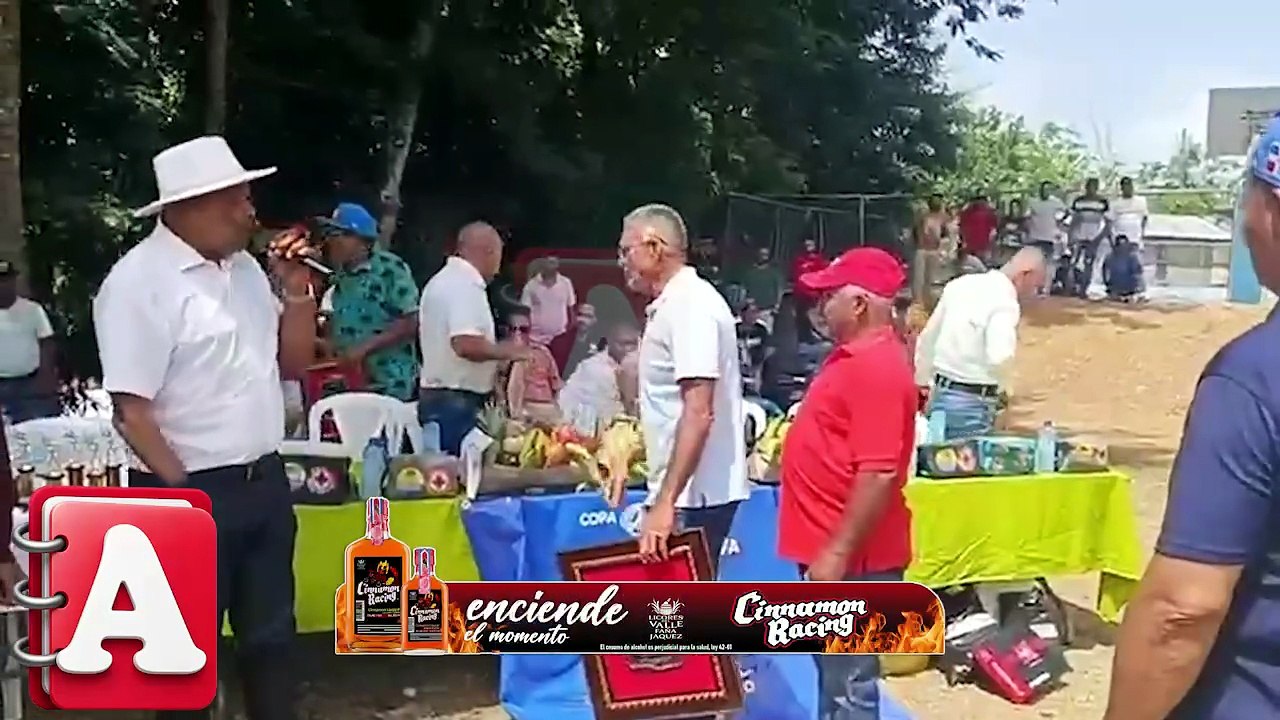 Liga Deportiva Unidad del Campo reconoce a Odalis Candelier en la inauguración de  Torneo de Béisbol