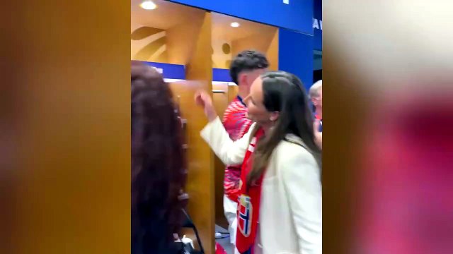 Mondiali 2026, l'abbraccio dei principi norvegesi con Haaland negli spogliatoi dopo la vittoria sul Brasile