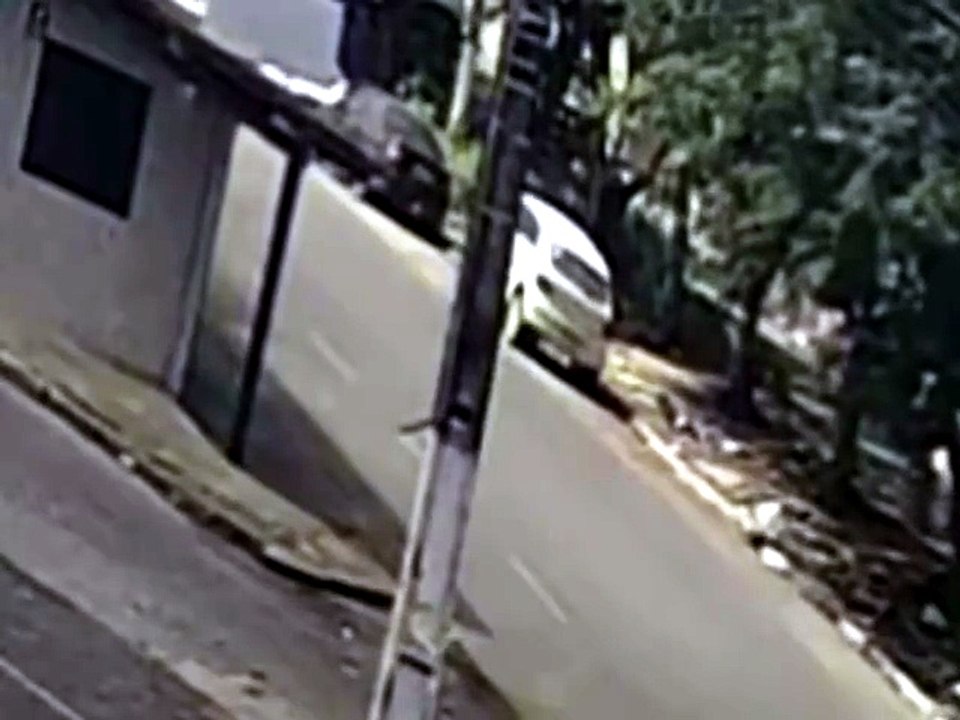 Vídeo mostra momento em que carro despenca e mata mecânico durante manutenção em Arapiraca