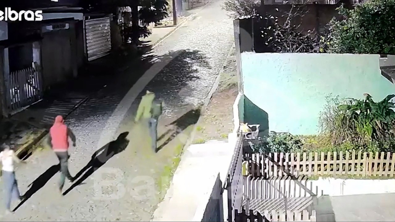 Crime em vídeo: identificada mulher morta a facadas no meio da rua