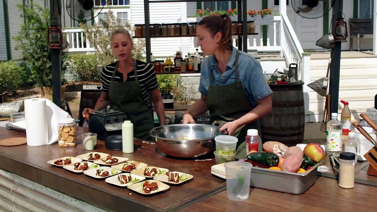BBQ Brawl Flay V Symon S07E09 The Great BBQ Gau...
