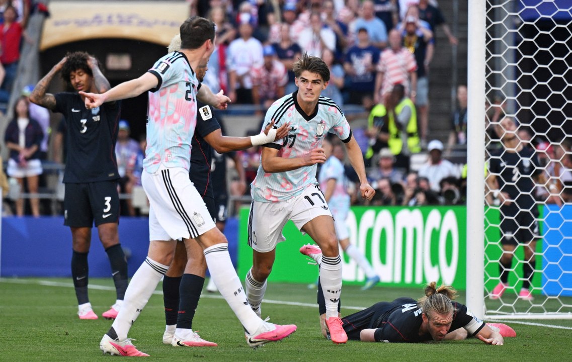 USA and Belgium players in intense World Cup Round of 16 battle